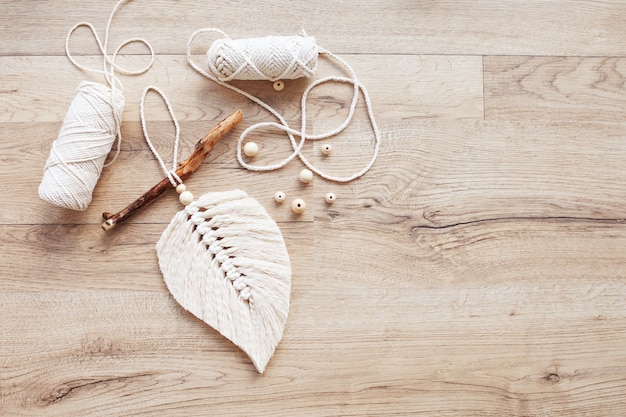 Materiały do haftu ułożone na stole